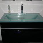 Waschbecken aus Glas mit Unterschrank