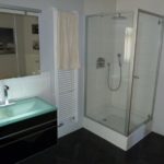 Duschkabine in modernem Badezimmer