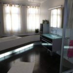 Großzügiges Badezimmer mit Eckbadewanne
